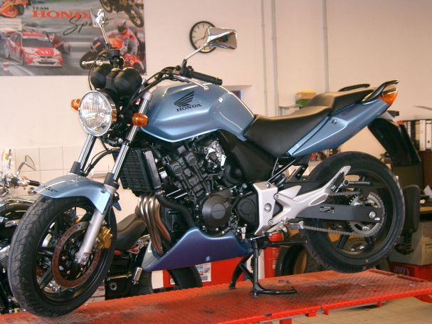 Umbau einer Honda CBF 600 Blue